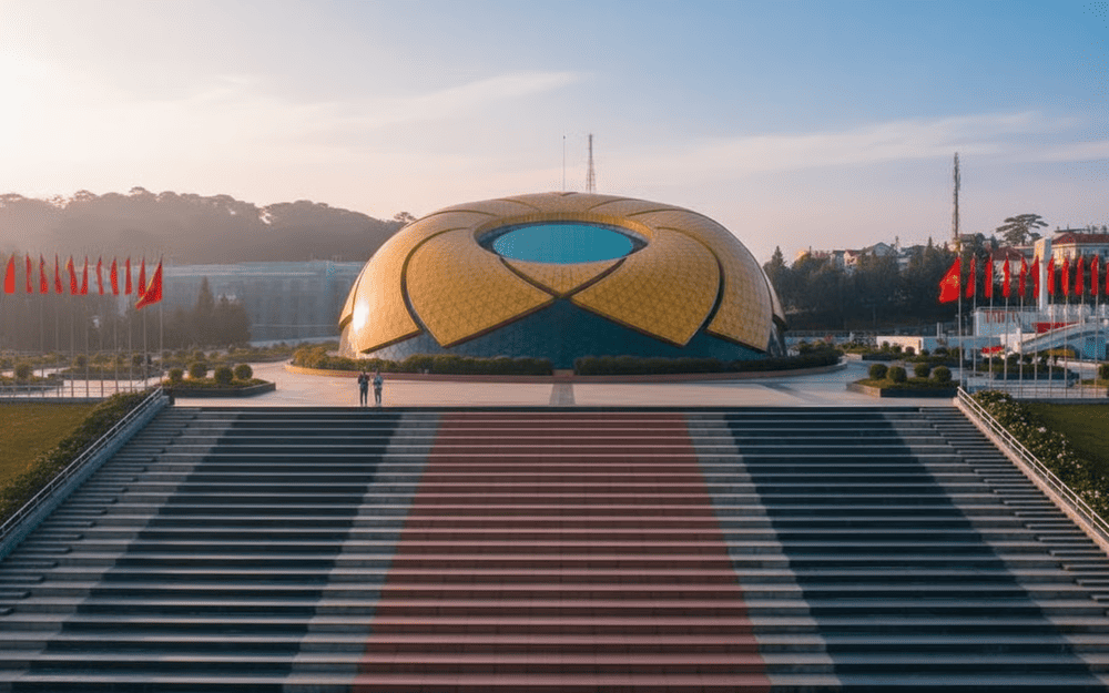 Khu vực trước hoa d&atilde; quỳ với bậc thang rộng l&agrave; g&oacute;c chụp quen thuộc của nhiều du kh&aacute;ch